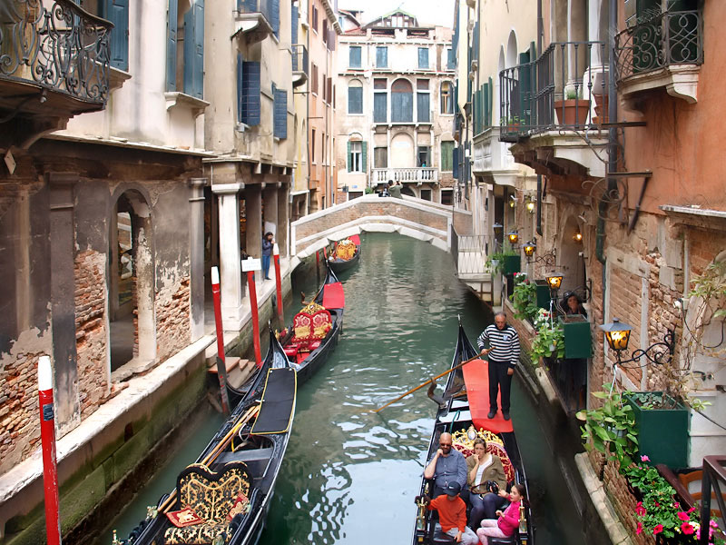 Глазами очевидцев: гондолы с туристами. Венеция